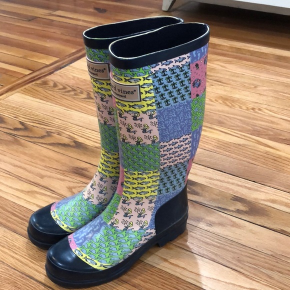 Only worn twice, Vineyard Vines Rain Boots! - Picture 2 of 3